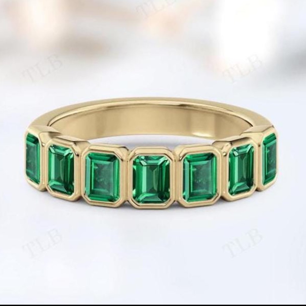 Gold and Emerald Green Gemstone Ring